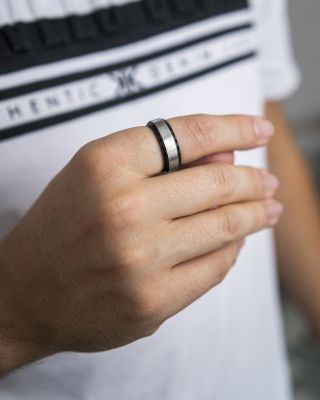 Mužský styl 🖤 Dopřejte si nadčasový prsten s moderním a elegantním designem. ✨ Jeho jednoduchý vzhled snadno doplní každý...