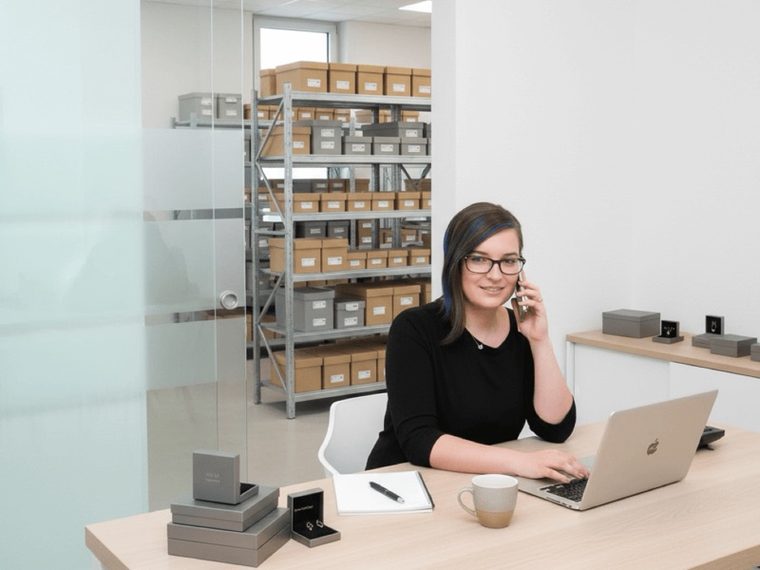 Hanka telefonon beszél a vásárlókkal