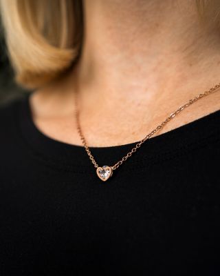 Jemné srdce 💗 Decentní řetízek s třpytivým srdíčkem krásně podtrhne váš styl 💎. Nadčasový design se hodí pro každý den i...