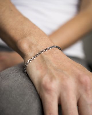 Styl na zápěstí 📿 Proplétaný náramek z chirurgické oceli vás zaujme svým nadčasovým designem a odolným provedením. ✨ Právě...