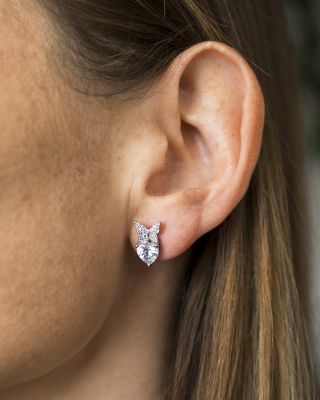 Motýlí láska 🦋 Tyto stříbrné náušnice vás okouzlí jemným motivem křídel a srdce. ✨ Třpytivé kamínky dodávají šperku...