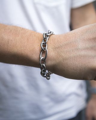 Síla v jednoduchosti. 🔗 Řetízkový náramek z chirurgické oceli podtrhne váš styl. ✨ Výrazné články vytváří moderní a čistý...