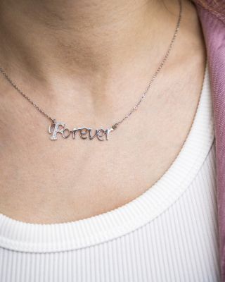 Jemný detail s významem ✨ Minimalistický řetízek „Forever“ podtrhne váš osobitý styl. 🤍 Elegantní provedení se snadno...