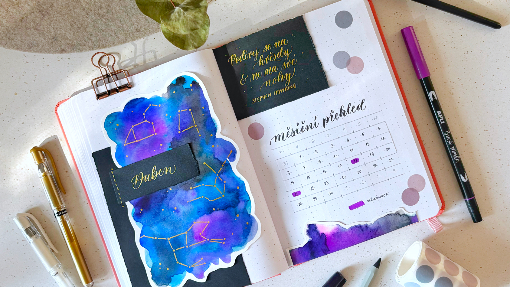 Dubnový Bullet Journal – Noční obloha & kaligrafie