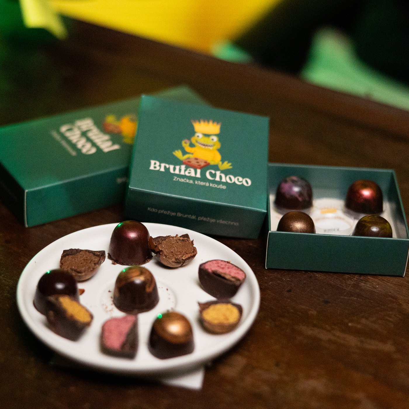 Bonboniéry Brutal Choco a rozkrojené pralinky na talířku
