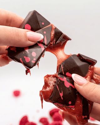 Naše plněná čokoláda není žádná levná romantika, ale poctivá nálož malinového karamelu, která tě dostane na kolena.💋🍫...