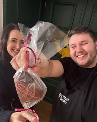 Neměl jsem nápad na dárek k MDŽ, tak jsem mamku nechal vytvořit si vlastní produkt. Geniální? Možná. 😎 Riskantní? Určitě....