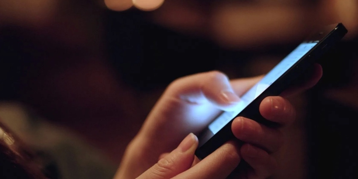 Modré světlo: kdy pomáhá a kdy škodí?