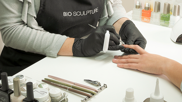 Dokonalé nehty nejsou jen náhoda: Co skutečně obnáší práce manikérky