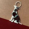 Ručně vyráběná psí klíčenka / přívěsek z pryskyřice – originální dárek pro milovníky psů
