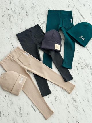 Vrúbkované, elastické legínky v mnohých farbách 👌🏻 Aj pre chlapčekov, aj dievčatká 🫶🏻 www.bubbe.sk / www.bubbe.cz #bubbe...