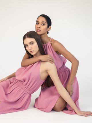 Jsou dny, kdy chcete jen něco lehkého, na těle i na duši. 🩷 Mušelínové šaty v odstínu starorůžové jsou přesně ten kousek,...