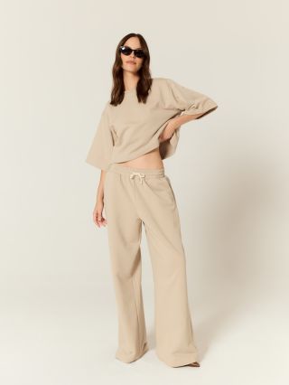 Pohodlí nikdy nevypadalo dokonaleji. 🤎 Naše tepláková souprava v odstínu taupe – ztělesnění nenápadné elegance mezi šedou...