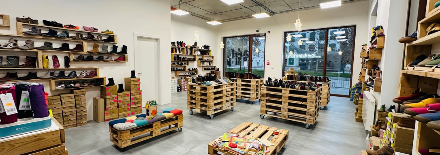 Interiér barefoot predajne bububu.sk s výberom obuvi pre celú rodinu