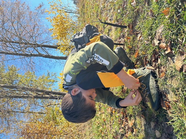 Dieťa v barefoot topánkach pri prirodzenom pohybe vonku