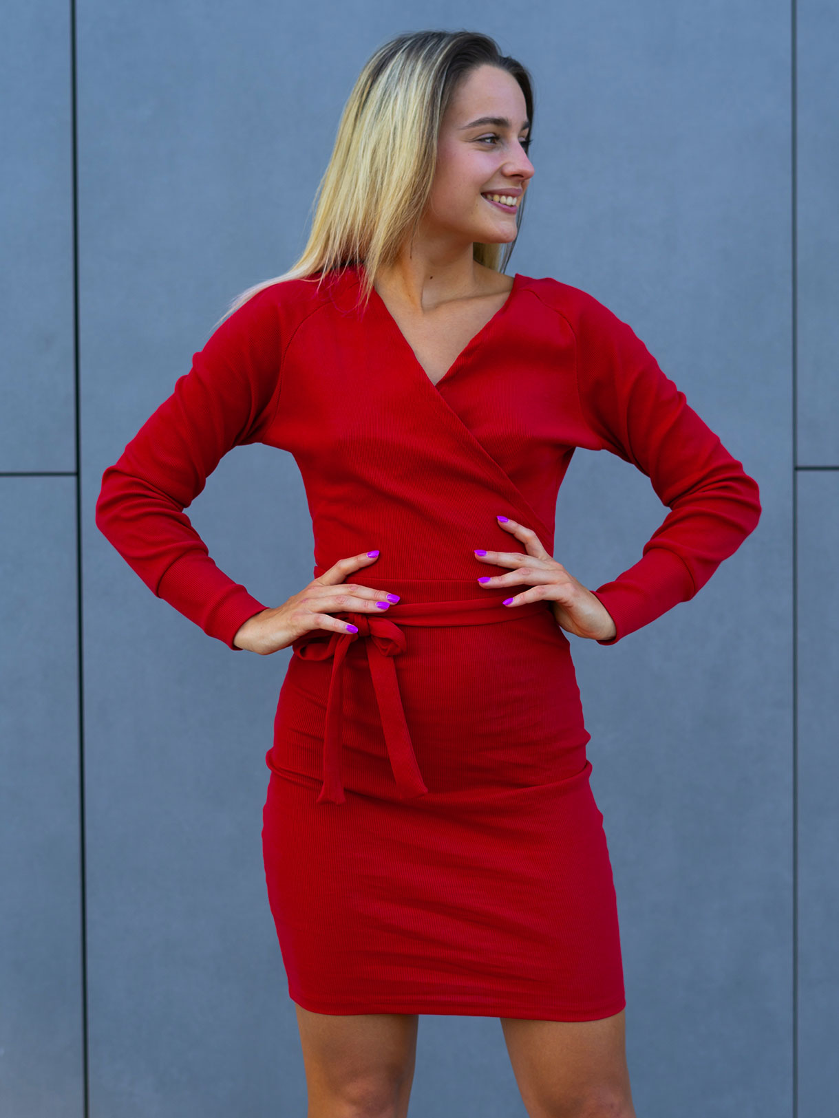 Elegantní červené šaty Noelia s výstřihem do V a dlouhým rukávem Velikost: M