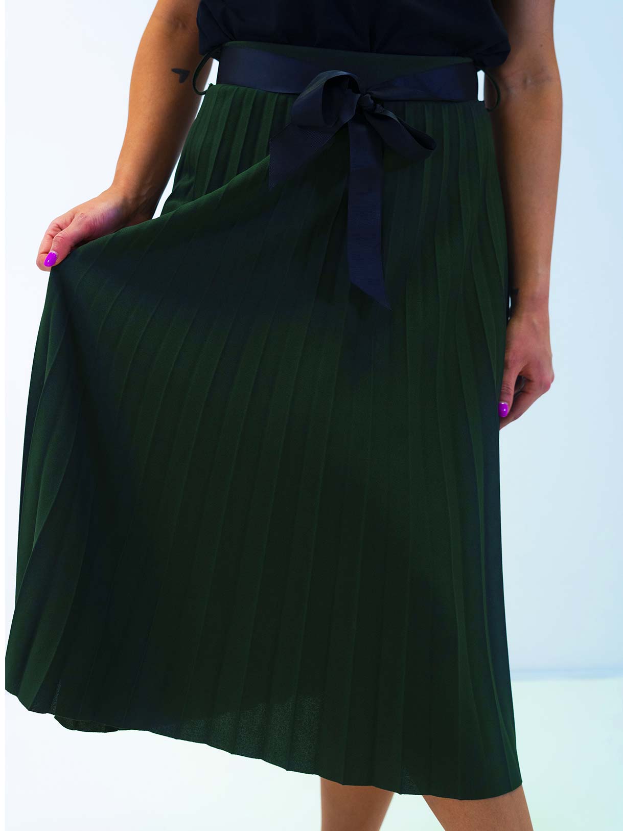 Plisovaná zelená midi sukně Blandina s gumou v pase a ozdobnou mašlí