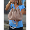 Béžová módní stahovací kabelka Creed ve tvaru měšce s bílobéžovým popruhem