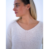 15398 3 bily chlupaty svetr gladi s vystrihem do v