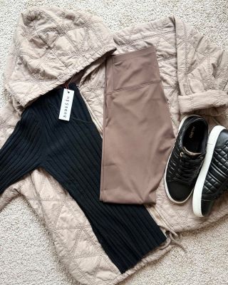 Tohle není trend. Tohle je základ. Barvy, které nekřičí – a přesto si jich všimneš. Černá dodá sílu. Čokoládová jemnost....