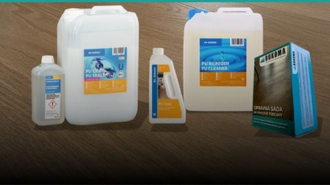 Záběr na různá balení čistících a opravných prostředků pro vinylové podlahy