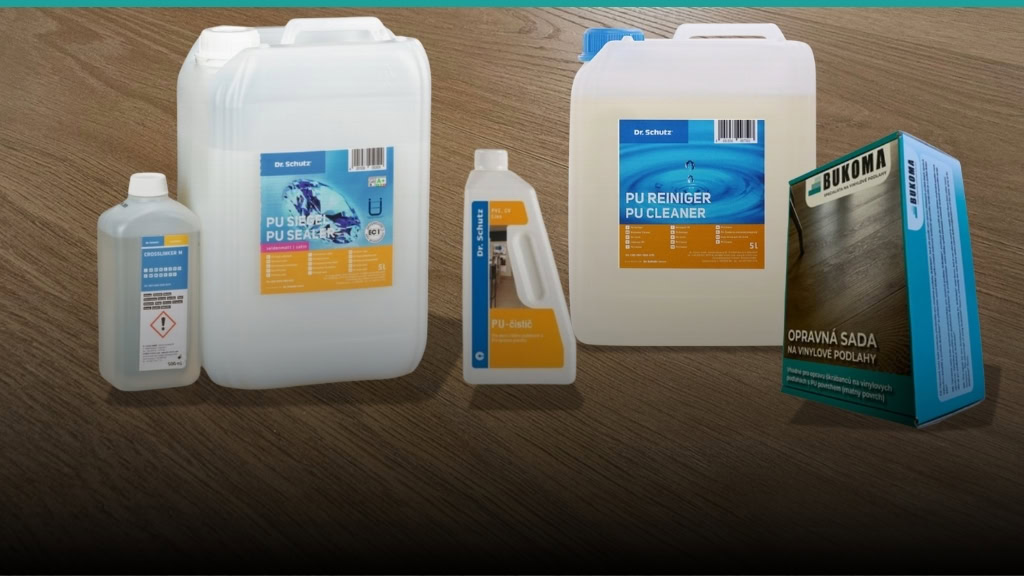 Záběr na různá balení čistících a opravných prostředků pro vinylové podlahy