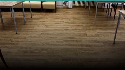 Záběr na komerční místnost s vinylovou podlahou k lepení BUKOMA DRYBACK