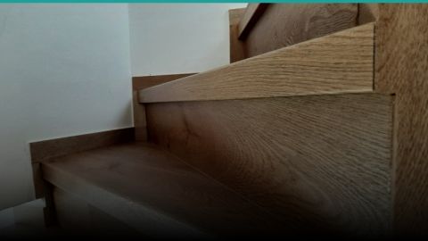 Záběr na detail vinylových schodů s ohyby BUKOMA