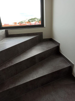  Ukazka-realizace-schody-s-vinylovou-podlahou-BUKOMA-STONE-CLICK-Kamen-Sedohnedy