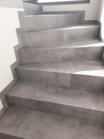  Ukazka-realizace-schody-s-vinylovou-podlahou-BUKOMA-STONE-CLICK-Kamen-Sedohnedy