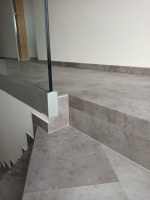  Ukazka-realizace-schody-s-vinylovou-podlahou-BUKOMA-STONE-CLICK-Kamen-Sedohnedy