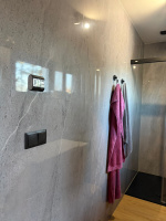 Ukázka obkladu koupelny velkoformátovými panely Longing MineCore Betonová Šedá - Ochoz u Brna 1