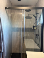 Ukázka obkladu koupelny velkoformátovými panely Longing MineCore Betonová Šedá - Ochoz u Brna 2