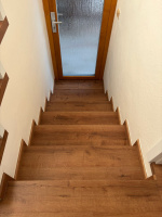 Vinylová podlaha a schody – Dub Rustikální Medový – Viničné Šumice (7)