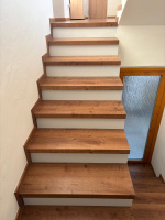 Vinylová podlaha a schody s nosem, bílá podstupnice – Dub Rustikální Medový – Viničné Šumice (4)