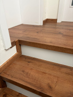 Vinylová podlaha a schody s nosem, bílá podstupnice – Dub Rustikální Medový – Viničné Šumice (5)