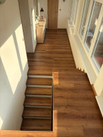Vinylová podlaha a schody – Dub Rustikální Medový – Viničné Šumice (8)