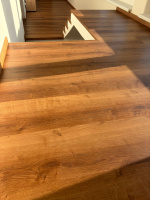 Vinylová podlaha a schody – Dub Rustikální Medový – Viničné Šumice (11)