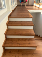 Vinylová podlaha a schody s nosem, bílá podstupnice – Dub Rustikální Medový – Viničné Šumice (1)