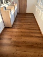 Vinylová podlaha a schody s nosem, bílá podstupnice – Dub Rustikální Medový – Viničné Šumice (2)