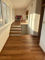 Vinylová podlaha a schody – Dub Rustikální Medový – Viničné Šumice (4)