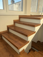 Vinylová podlaha a schody s nosem, bílá podstupnice – Dub Rustikální Medový – Viničné Šumice (3)