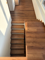 Vinylová podlaha a schody – Dub Rustikální Medový – Viničné Šumice (5)