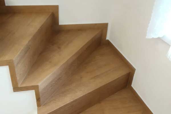 Schodisko z vinylu - niekedy je lepšie to vziať z gruntu ako rekonštruovať