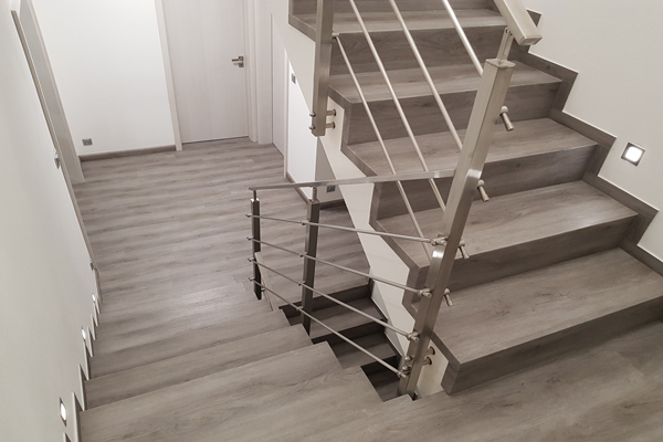 Obklad schodiště vinylem Dub Legend Šedý - okres Blansko