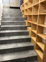  Ukazka-realizace-schody-s-vinylovou-podlahou-BUKOMA-STONE-CLICK-Beton-Kamen-Sedy