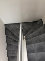  Ukazka-realizace-schody-s-vinylovou-podlahou-BUKOMA-STONE-CLICK-Beton-Kamen-Sedy