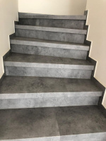  Ukazka-realizace-schody-s-vinylovou-podlahou-BUKOMA-STONE-CLICK-Beton-Kamen-Sedy
