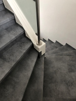  Ukazka-realizace-schody-s-vinylovou-podlahou-BUKOMA-STONE-CLICK-Beton-Kamen-Sedy