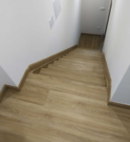  Schody-z-vinylu-BUKOMA-PREMIUM-CLICK-dekor-Dub-Gladstone-Hnedy